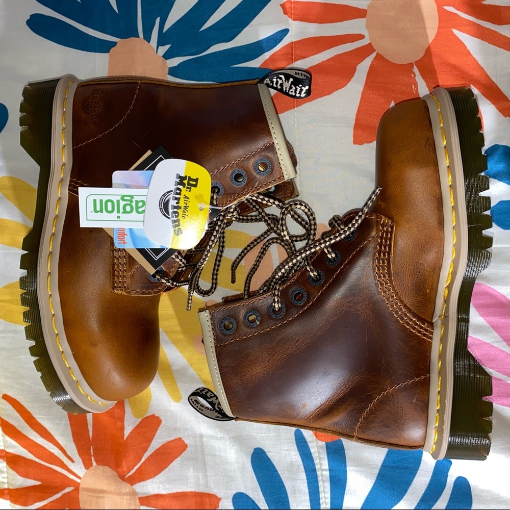🤎 BRAND NEW Tan Steel Toe Dr. Martens 🤎